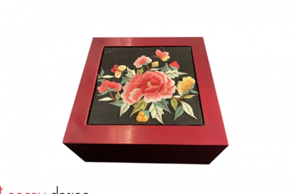 Square lacquer box with  flower embroidered cap